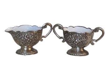 Zestaw do kremu i cukru w stylu vintage, platerowany srebrem, z białą emalią, z wytłoczonym motywem kwiatowym, MCM