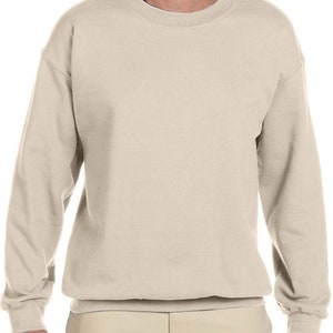 K&ouml;nnte beinhalten: Ein schlichter, hellbeiger Pullover mit langen &Auml;rmeln und einem Rundhalsausschnitt.