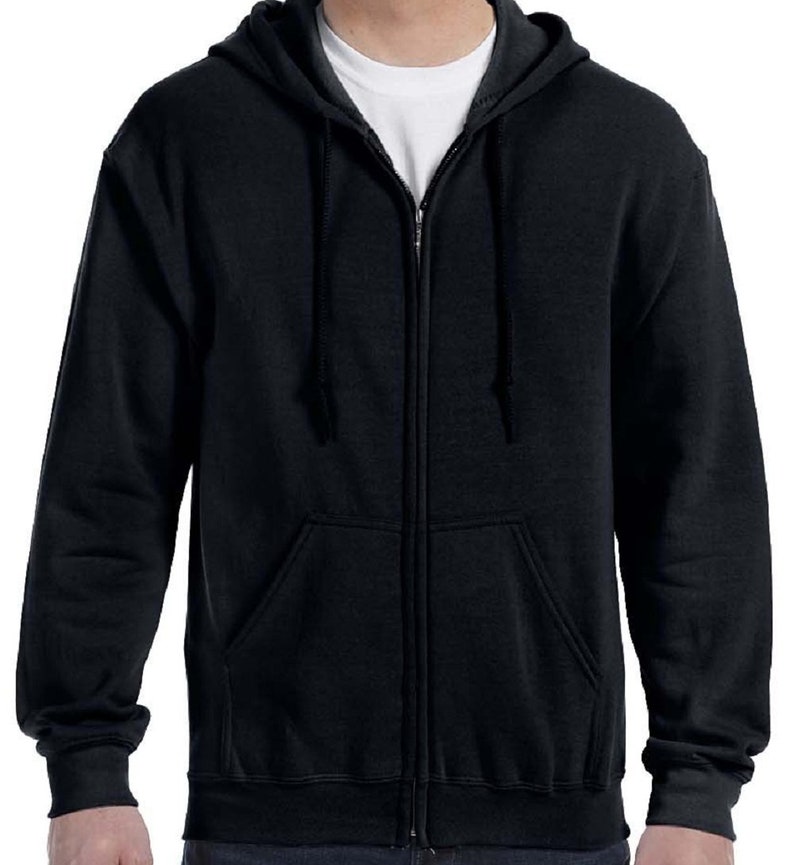 Peut inclure: Un sweat &agrave; capuche noir avec une fermeture &eacute;clair sur toute la longueur et une poche kangourou.