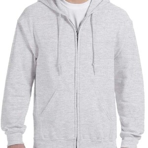 K&ouml;nnte beinhalten: Ein hellgrauer Kapuzenpullover mit Rei&szlig;verschluss, Kapuze und einer Tasche vorne.