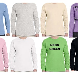 K&ouml;nnte beinhalten: Acht Langarm-T-Shirts in verschiedenen Farben, darunter hellblau, grau, beige, rosa, wei&szlig;, neongr&uuml;n und schwarz. Das Lavendel-T-Shirt ist nicht mehr verf&uuml;gbar.