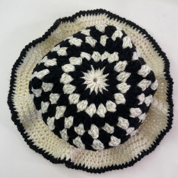 Crochet Bucket Hat Granny Square Pattern Black and White  display picture 3
