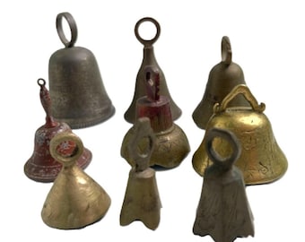 Lote de 9 sinos de latão antigos, incluindo sinos rústicos de templo e um sino de percussão pesado.
