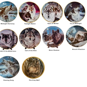 Puede incluir: Una colección de platos decorativos con ilustraciones de lobos. Cada plato tiene un borde dorado y representa lobos en varias escenas, incluyendo aullidos a la luna y en paisajes nevados. Los títulos incluyen "Midnight Harmony" y "Twilight Watch."