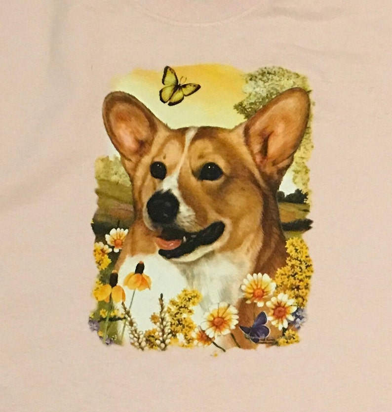K&ouml;nnte beinhalten: Ein brauner und wei&szlig;er Corgi-Hund mit einem gelben Schmetterling &uuml;ber seinem Kopf. Der Hund ist von gelben und wei&szlig;en Blumen und einem blauen Schmetterling umgeben.
