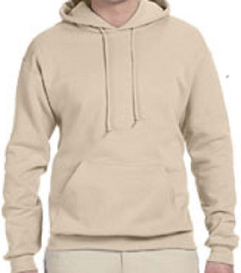 K&ouml;nnte beinhalten: Ein einfarbiger, hellbeiger Kapuzenpullover mit einer K&auml;ngurutasche.