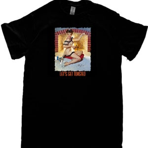 Könnte beinhalten: Schwarzes T-Shirt mit einer Vintage-Illustration einer Frau in einem roten Kleid, die an einem Kamin sitzt. Der Text "Let's Get Toasted" ist unter dem Bild gedruckt.