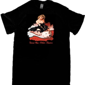 Könnte beinhalten: Ein schwarzes T-Shirt mit einer Vintage-Illustration einer Frau in einem schwarzen Kleid, die auf einem Eisbären sitzt. Der Text "Save the Polar Bears" ist unter dem Bild gedruckt.