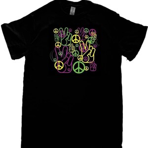 Peace Zeichen Collage T Shirt, Neon Peace Symbole (Sweatshirt, Hoodie auf Anfrage erhältlich) #782j