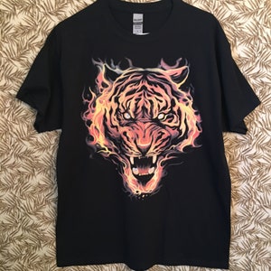 Camiseta Flaming Tiger Face, (moletom e moletom disponíveis mediante solicitação) # 293o letras grandes