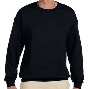 Peut inclure: Un sweat-shirt &agrave; col rond noir &agrave; manches longues.