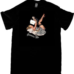 Könnte beinhalten: Schwarzes T-Shirt mit einem Motiv einer Frau in einem gestreiften Kleid, die einen kleinen Hund hält. Der Text "Rescue Me" ist unter dem Motiv gedruckt.