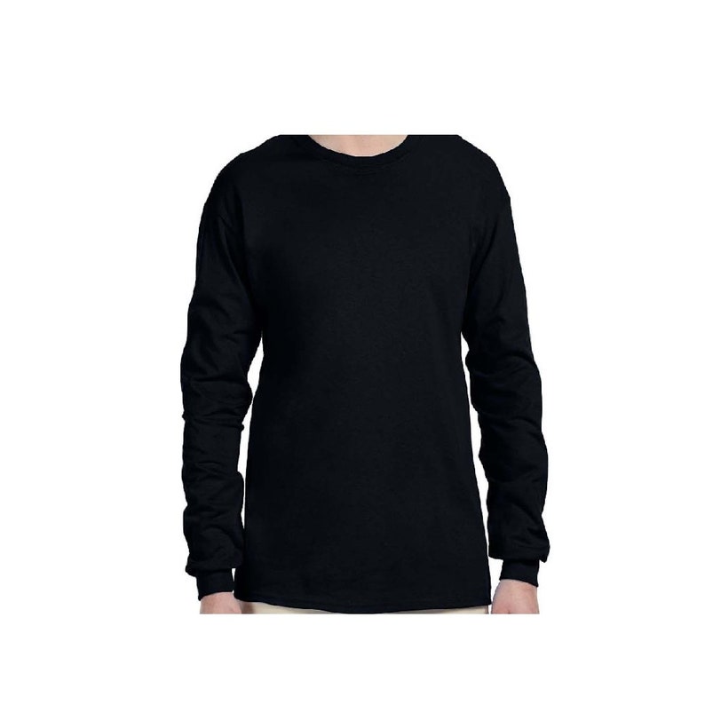 Peut inclure: Un t-shirt noir &agrave; manches longues.