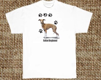 Könnte beinhalten: Weißes T-Shirt mit einer Illustration eines hellbraunen italienischen Windhundes und schwarzen Pfotenabdrücken. Der Text "Italian Greyhound" ist darunter gedruckt. Das Shirt besteht aus einem weichen, bequemen Material.