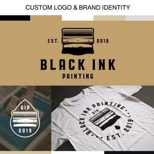 Puede incluir: Una presentación de logotipo e identidad de marca para Black Ink Printing. El diseño incluye un icono de rasqueta de serigrafía, el texto "BLACK INK PRINTING" y "EST. 2019", una camiseta blanca con el logotipo y un monograma de las letras BI.