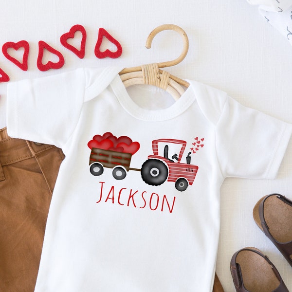 Tracteur de la Saint-Valentin Onesie, Baby Boy Valentine Onesie®®, Onesie® personnalisé, Cadeau de la première Saint-Valentin, Tenue nouveau-né