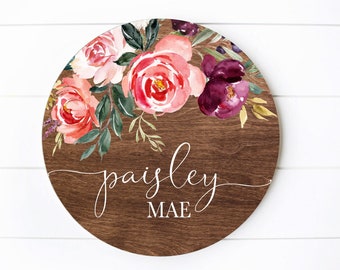 Bloemen Baby Meisje Rond Hout Baby Naam Teken Houten Gepersonaliseerde Baby Naam Pasgeboren Aankondiging Aangepaste Kwekerij Teken Decor