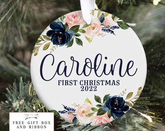 Adorno navideño Baby First, Adorno navideño personalizado para bebés, Navidad floral rosa y azul marino, Adorno para bebés navideños