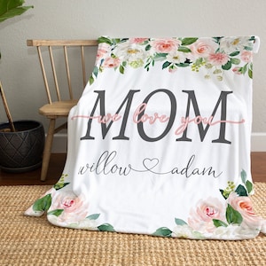 Könnte beinhalten: Weiße Fleece-Decke mit floralem Rand und dem Text "MOM we love you willow adam" in schwarzer und rosa Schrift.
