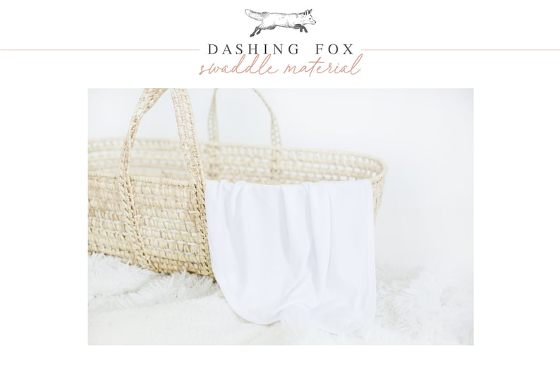 Puede incluir: Una cesta tejida con asas contiene una manta blanca para envolver al beb&eacute;. El texto "Dashing Fox swaddle material" est&aacute; encima de la cesta, con un dibujo de un zorro. La cesta est&aacute; sobre una superficie blanca y esponjosa.