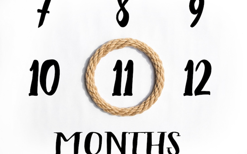 Puede incluir: Un fondo blanco con n&uacute;meros negros del 7 al 12, con el n&uacute;mero 11 rodeado de una cuerda marr&oacute;n. El texto "MONTHS" est&aacute; escrito debajo de los n&uacute;meros.