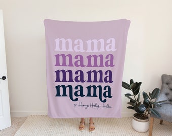 Może przedstawiać: Miękki, fioletowy koc z napisem "mama" powtórzonym cztery razy w gradiencie fioletu, błękitu i czerni. Koc ma serce i imiona "Henry, Haley, Holden" napisane czarnym kolorem.