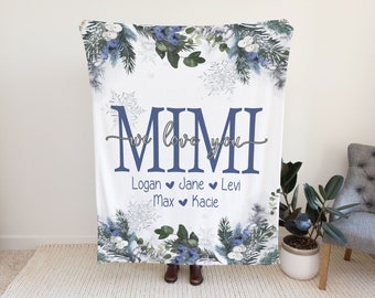 Pode incluir: Cobertor de lã branca com um design floral azul e o texto "MIMI we love you" com os nomes Logan, Jane, Levi, Max e Kacie abaixo.
