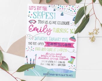 Könnte beinhalten: Eine farbenfrohe Einladung mit dem Text "Let's Hit the Slopes!" kündigt eine Geburtstagsfeier an. Die Einladung enthält Details zur Veranstaltung, wie Datum, Uhrzeit und Ort. Das Design zeigt Ski-Grafiken und einen dekorativen Umschlag.