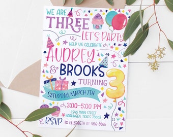 Könnte beinhalten: Eine farbenfrohe Geburtstagseinladung mit dem Text "We are Three, Let's Party!" und den Namen Audrey & Brooks. Die Einladung enthält Illustrationen von Luftballons, Cupcakes und Geschenken. Die Einladung befindet sich in einem Umschlag mit Eukalyptuszweigen.
