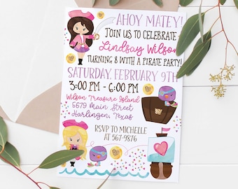 Könnte beinhalten: Eine Einladung zum Thema Piraten mit dem Text "Ahoy Matey!" und "Feiern Sie mit uns Lindsay Wilson, die 8 Jahre alt wird, mit einer Piratenparty!" Die Einladung enthält Illustrationen von Piraten, Schätzen und einem Schiff.