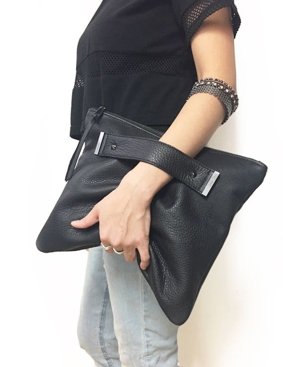 clutch with handle strap