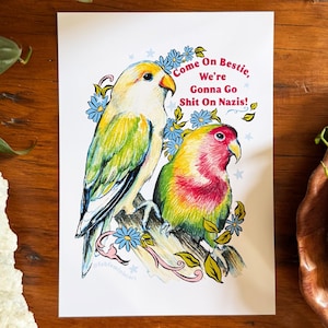 Auffälliges Vogel Kunst Poster: Come On Bestie We&#39;re Going To Sh*t on Naz*s, LGBTQ+ Pride, Funky Geschenk, Freundschaftsfeier