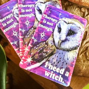 Op de afbeelding: Drie rechthoekige kaarten met een uil-illustratie en de tekst "Therapy is not enough. I need a witch." De kaarten hebben een paarse en roze achtergrond met witte sterren. De kaarten liggen op een houten oppervlak.