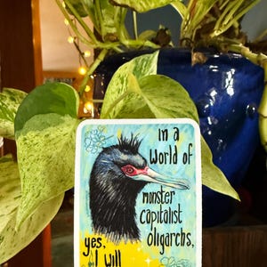 Pegatinas feministas: En un mundo de oligarcas capitalistas monstruosos, pegatina de pájaro