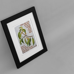 K&ouml;nnte beinhalten: Ein gerahmter Druck mit einer Aquarell-Illustration eines Zweigs mit gr&uuml;nen Bl&auml;ttern und kleinen orangen Fr&uuml;chten. Der Druck zeigt ein Zitat von Audre Lorde: "Wenn ich es wage, m&auml;chtig zu sein - meine St&auml;rke im Dienste meiner Vision einzusetzen, dann wird es immer weniger wichtig, ob ich Angst habe."