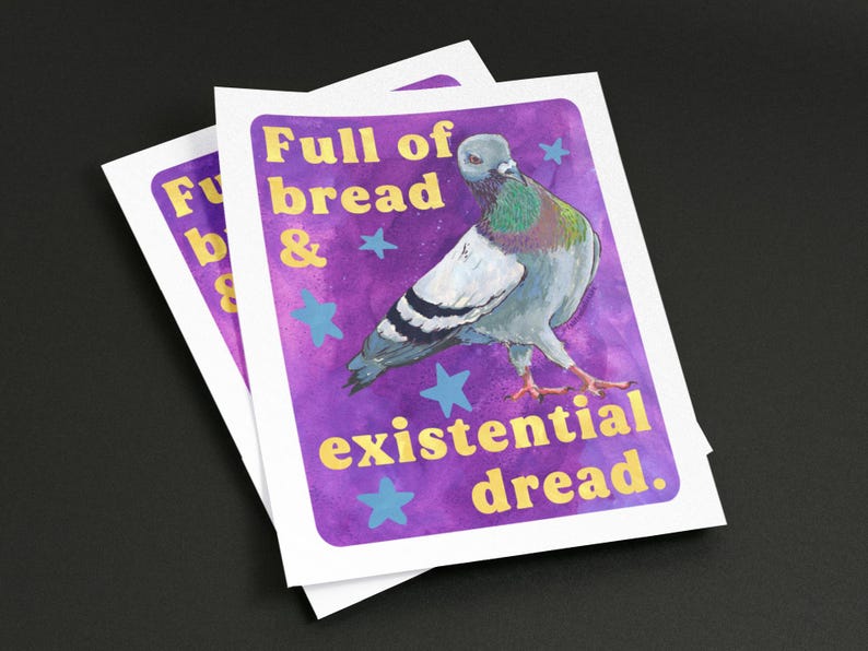 K&ouml;nnte beinhalten: Ein rechteckiger Druck mit einer grauen Taube mit schillernden gr&uuml;nen und violetten Halsfedern vor einem leuchtend violetten Aquarellhintergrund. Der Text "Full of bread & existential dread." ist in Gelb gedruckt, erg&auml;nzt durch hellblaue Sterne.