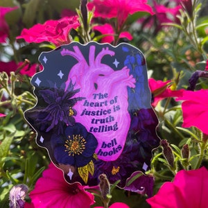 Puede incluir: Una pegatina con un coraz&oacute;n rosa y un dise&ntilde;o floral. El texto en la pegatina dice "The heart of justice is truth telling bell hooks".