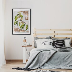 K&ouml;nnte beinhalten: Ein gerahmter Druck mit einer botanischen Illustration einer Pflanze mit gr&uuml;nen Bl&auml;ttern und gelben Beeren. Der Druck zeigt ein Zitat von Audre Lorde: "Wenn ich es wage, m&auml;chtig zu sein - meine Kraft im Dienste meiner Vision einzusetzen, dann wird es immer weniger wichtig, ob ich Angst habe."
