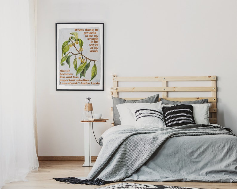 K&ouml;nnte beinhalten: Ein gerahmter Druck mit einer botanischen Illustration einer Pflanze mit gr&uuml;nen Bl&auml;ttern und gelben Beeren. Der Druck zeigt ein Zitat von Audre Lorde: "Wenn ich es wage, m&auml;chtig zu sein - meine Kraft im Dienste meiner Vision einzusetzen, dann wird es immer weniger wichtig, ob ich Angst habe."
