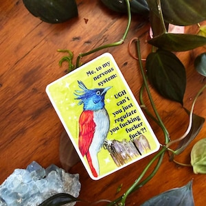 Puede incluir: Una pegatina rectangular con una ilustración de un pájaro colorido sobre un tocón de madera. El texto dice: "Me, to my nervous system: UGH can't you just regulate you fucking fucker fuck?!" La pegatina tiene un fondo amarillo.