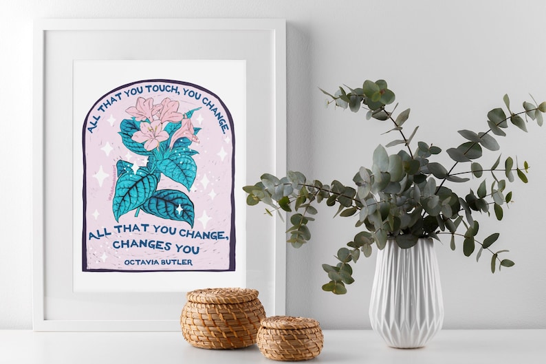 Peut inclure: Une impression illustr&eacute;e rose et bleue avec une citation d'Octavia Butler : "Tout ce que vous touchez, vous changez. Tout ce que vous changez, vous change."