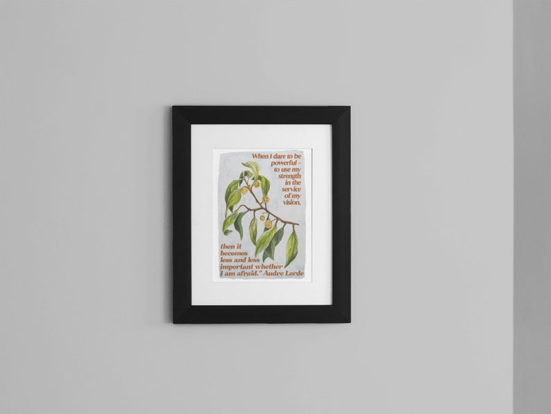 K&ouml;nnte beinhalten: Ein gerahmter Druck mit einer botanischen Illustration eines gr&uuml;nen, belaubten Zweigs mit kleinen gelben Bl&uuml;ten. Der Druck zeigt ein Zitat dar&uuml;ber, m&auml;chtig zu sein und seine St&auml;rke im Dienste seiner Vision einzusetzen. Das Zitat wird Andre Lorde zugeschrieben.
