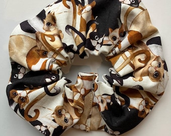 Handgenaaide scrunchie met kattenprint: cadeau voor kattenliefhebber