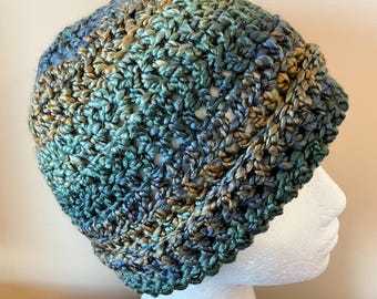 Bonnet vert au crochet fait main, bords retroussés, fil acrylique