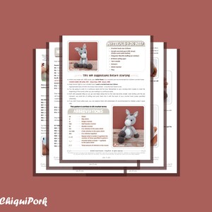 Puede incluir: Patr&oacute;n de crochet para un amigurumi de burro gris. El patr&oacute;n incluye instrucciones para hacer la cabeza, el cuerpo, las patas y la cola del burro. El patr&oacute;n tambi&eacute;n incluye una lista de los materiales necesarios y las abreviaturas utilizadas.