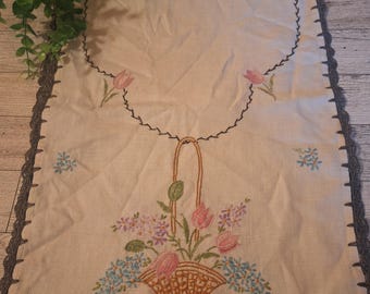 Vntg. Embroidered Basket Table Runner, Vintage Linens, Table Linens, Shabby Chic, Cottage core