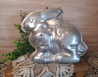 Vntg Aluminum Bunny / Rabbit Cake Pan / Mold, Easter, Baking pans. Spring decor