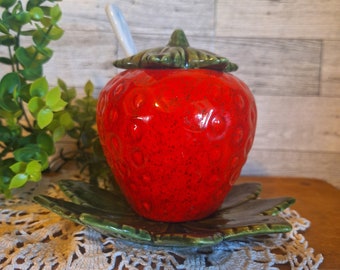 Vntg Strawberry Sugar Bowl / Jam Jar with underplate& Spoon, Kitchen decor, Coffee bar Decor,Lided Sugar Bowl, Spring, Summer Decor