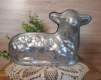 Vntg Aluminum Lamb Cake Pan / Mold, Easter, Baking pans. Spring decor