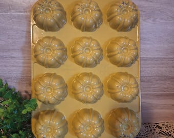 Vintg. Nordicware Yellow Mini Bundt Pan, Fluted Muffin pan, Baking Molds ,Cast Iron pans, Baking pan